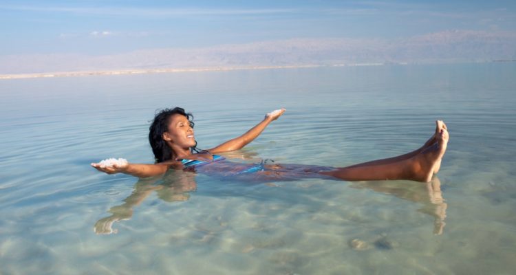 تفسير حلم السباحة في البحر مع الميت
